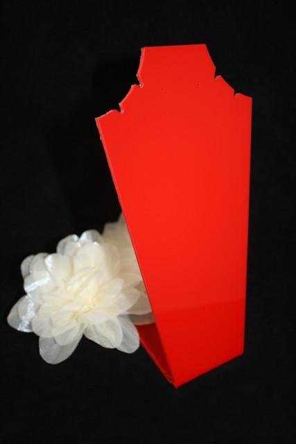 07. Ekspozytor/popiersie plastikowe czerwone mae
