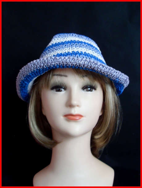 24. Somiany kapelusik w paski fiolet/niebieski