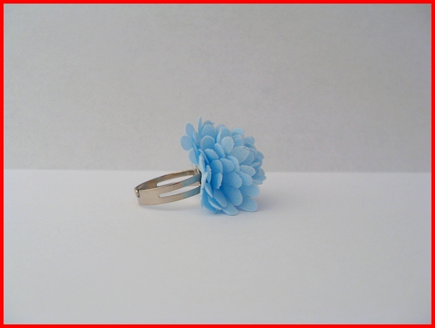 08. Piercionek kwiatek niebieski