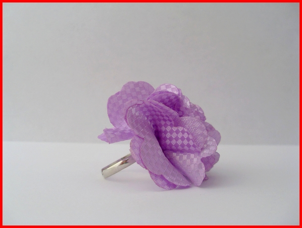 06. Piercionek kwiatek fioletowy