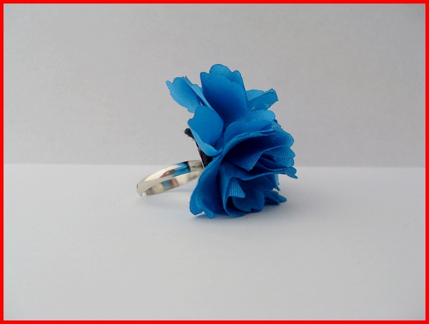 02. Piercionek kwiatek niebieski